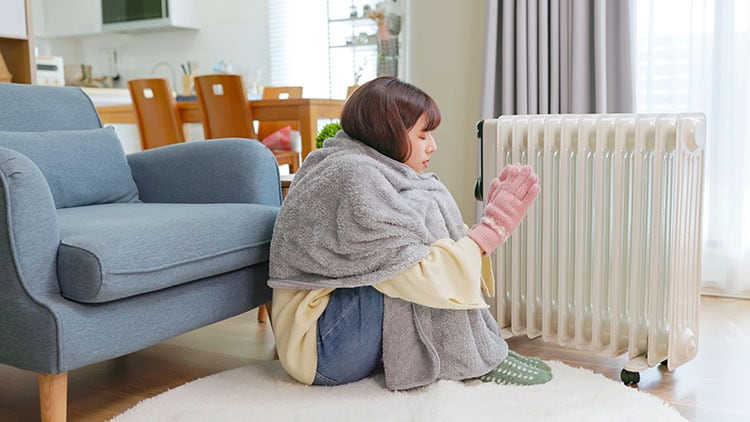 Radiátorral fűtött szoba hideg padlóval, infra padlófűtés megoldásként