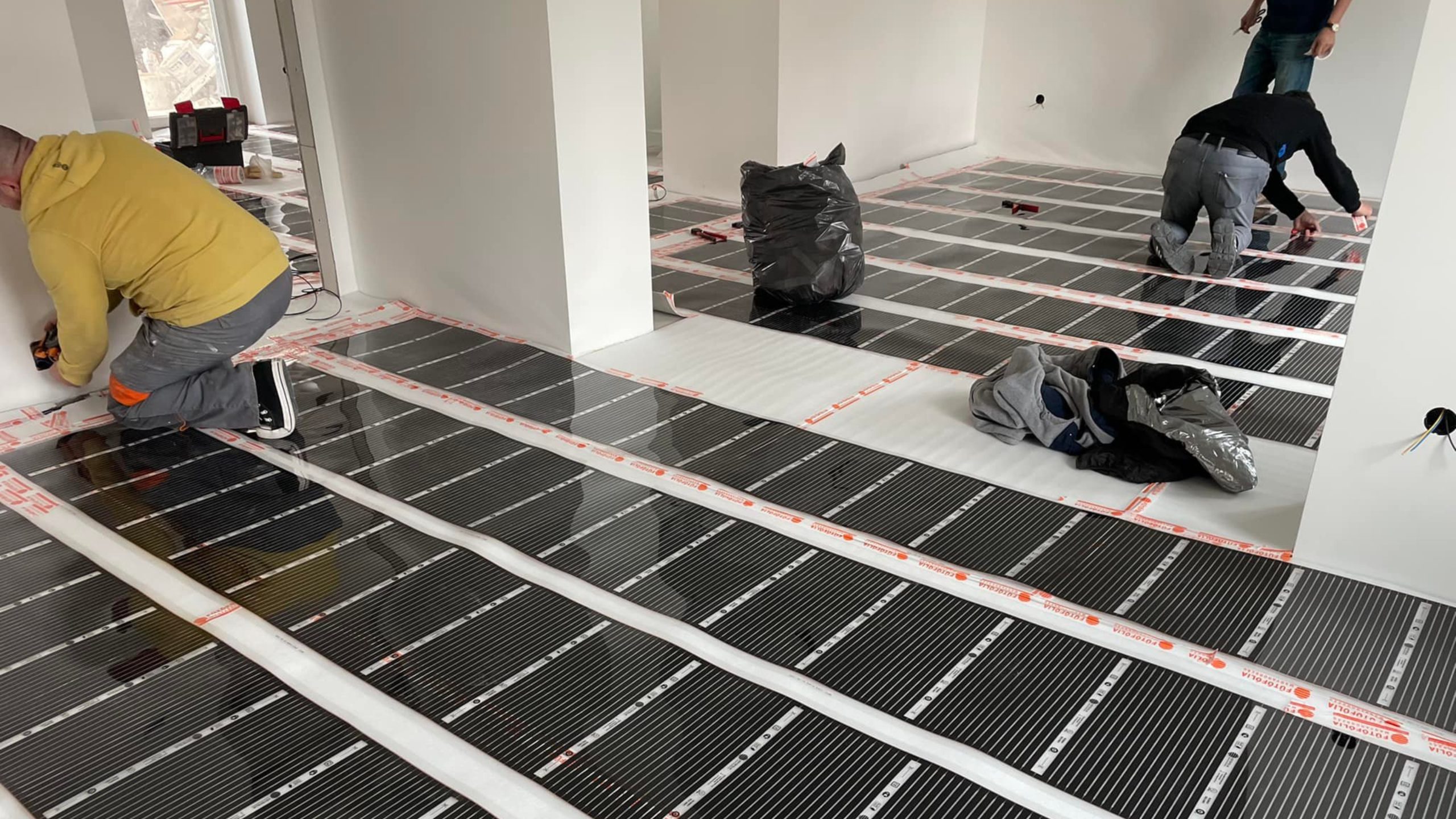 Elektromos fűtőfólia szakszerű telepítése folyamatban